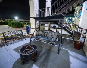 Outdoor seating at Hotel Bliss Kemah Boardwalk.