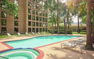 Outdoor pool at DoubleTree By Hilton Houston Intercontinental Airport.