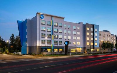 hotel exterior at Tru By Hilton Eugene.