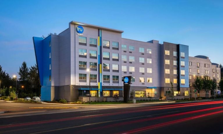 hotel exterior at Tru By Hilton Eugene.