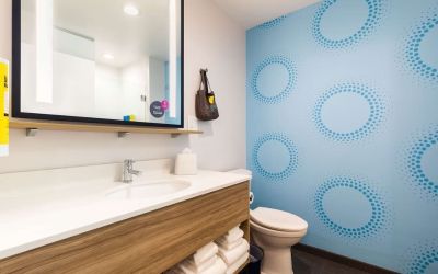 Guest bathroom at Tru By Hilton Eugene.