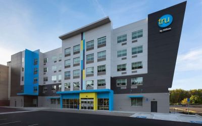 Parking available at Tru By Hilton Eugene.