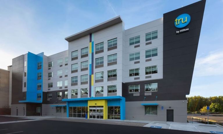 Parking available at Tru By Hilton Eugene.