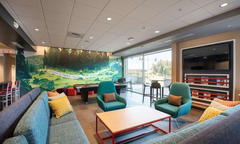 Lounge area at Tru By Hilton Eugene.