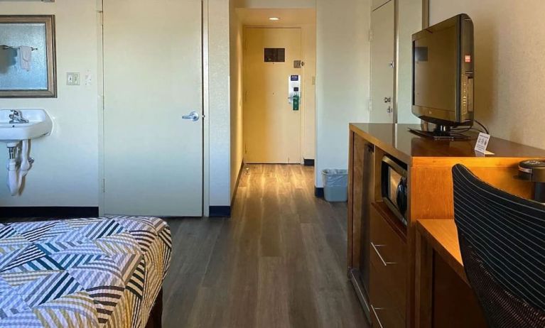 Day use room amenities at Studio 6 Baltimore West - Catonsville.