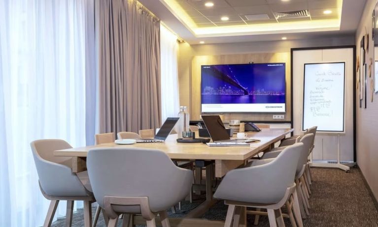 Meeting room at Hilton Garden Inn Massy.