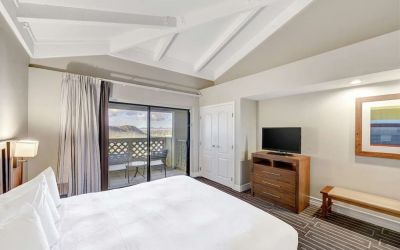 Day use room at Hilton Phoenix Tapatio Cliffs Resort.