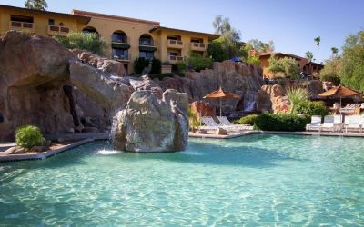Outdoor pool at Hilton Phoenix Tapatio Cliffs Resort.