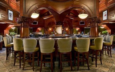 Hotel bar at Hilton Phoenix Tapatio Cliffs Resort.