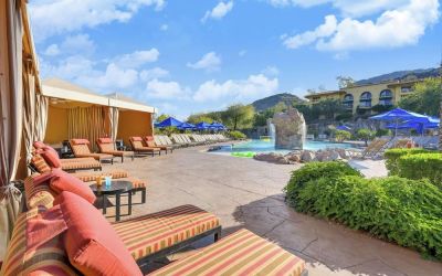 Outdoor pool at Hilton Phoenix Tapatio Cliffs Resort.