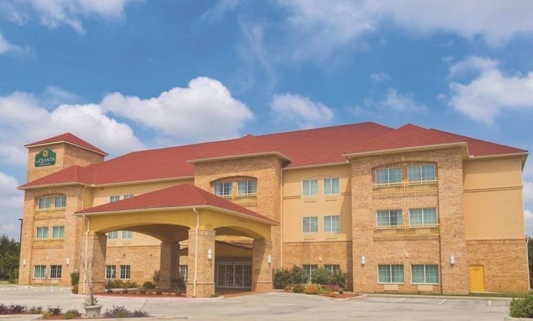 Hotel exterior at Spark By Hilton Missouri City.
