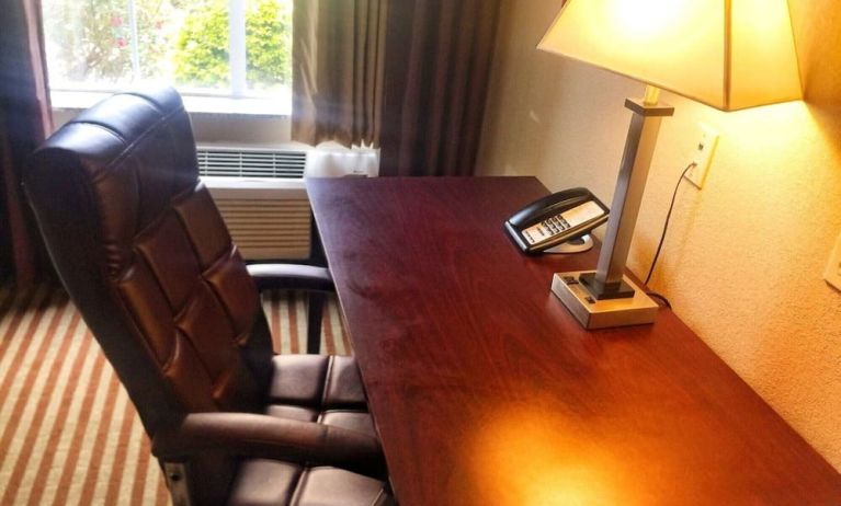 Work desk at Spark By Hilton Missouri City.