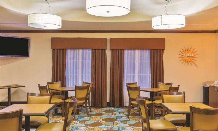 Dining room at Spark By Hilton Missouri City.