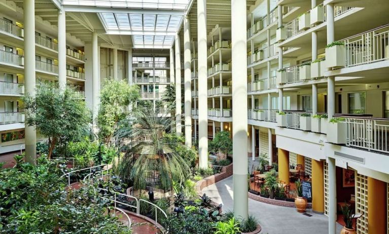Outdoor seating and terrace at Embassy Suites By Hilton Parsippany.