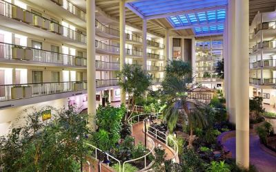 Outdoor seating and terrace at Embassy Suites By Hilton Parsippany.