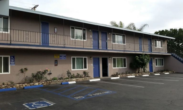 Parking available at Del Aire Inn.