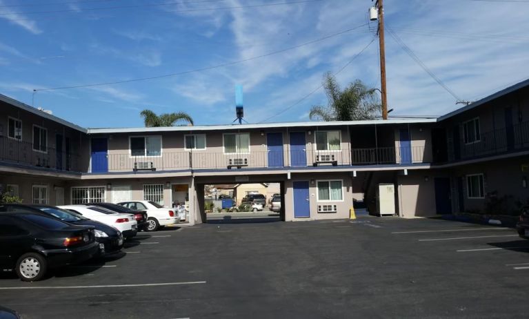Parking available at Del Aire Inn.