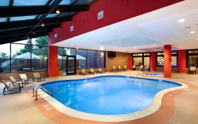Indoor pool at Hilton Chicago/Oak Brook Suites.