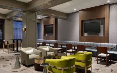 Lounge at Hilton Chicago/Oak Brook Suites.