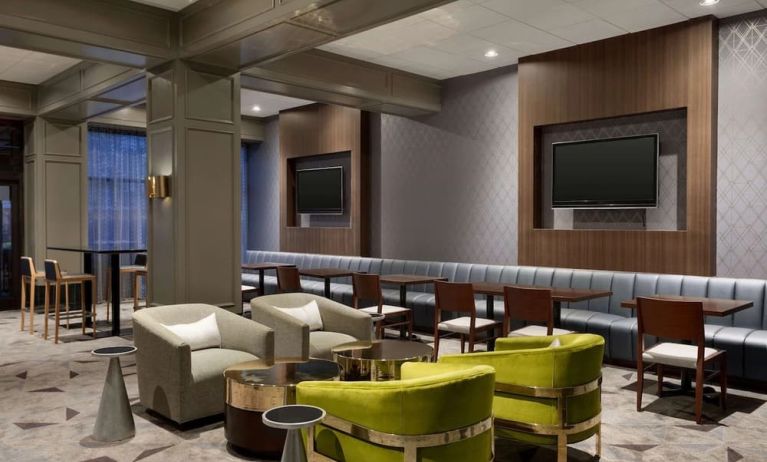 Lounge at Hilton Chicago/Oak Brook Suites.