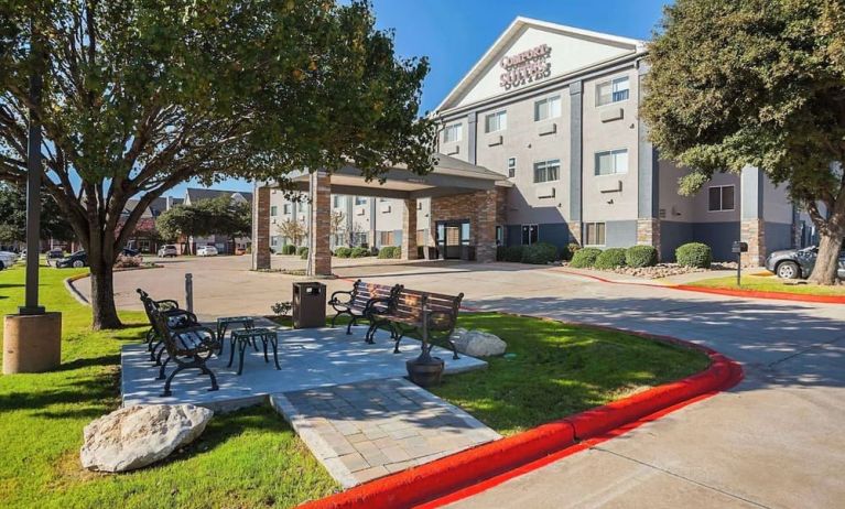 Outdoor furtniture at Comfort Suites Lewisville.