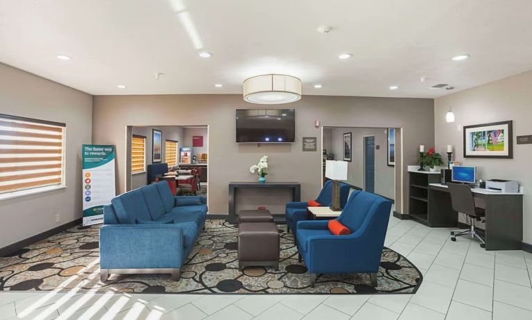 Lobby seating at Comfort Suites Lewisville.