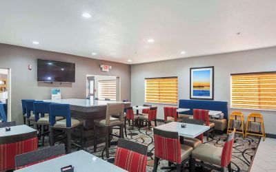 Dining room at Comfort Suites Lewisville.