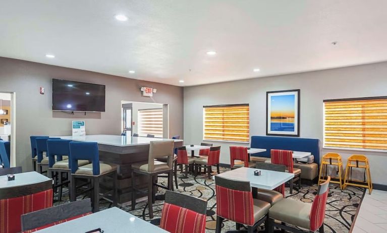 Dining room at Comfort Suites Lewisville.
