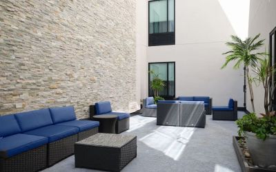 Lobby and lounge at SpringHill Suites By Marriott Milpitas.