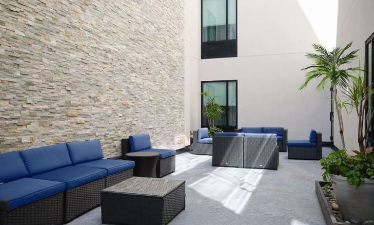 Lobby and lounge at SpringHill Suites By Marriott Milpitas.