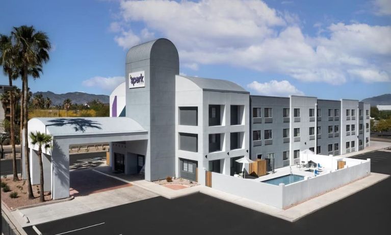 Hotel exterior at Spark By Hilton Tucson Airport.