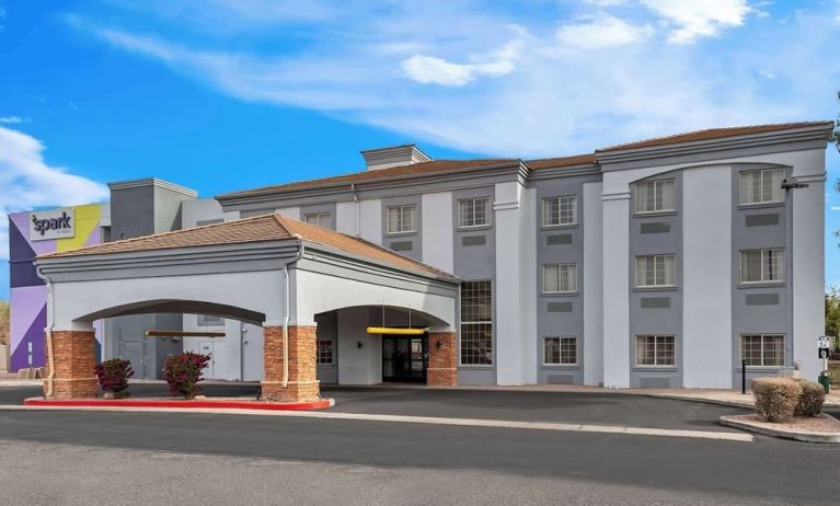 Hotel exterior at Spark By Hilton Glendale Phoenix North.