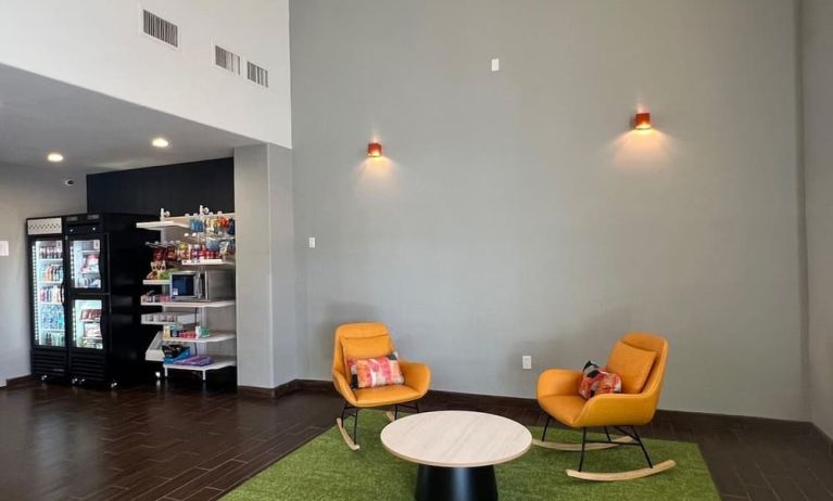 Lobby seating at Spark By Hilton Glendale Phoenix North.