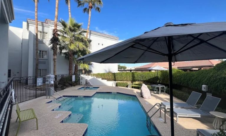 Outdoor pool at Spark By Hilton Glendale Phoenix North.