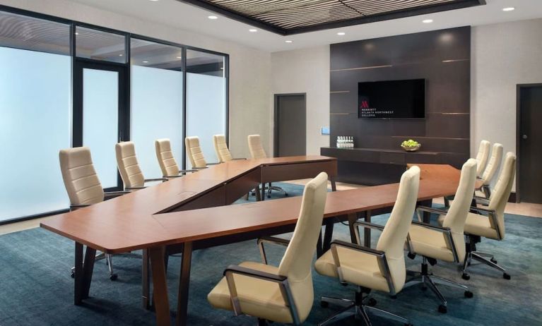 Professional meeting room at Atlanta Marriott Northwest At Galleria.