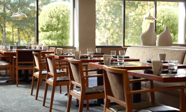 Dining area with natural light at Atlanta Marriott Northwest At Galleria.