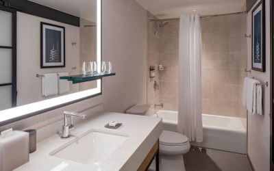 Guest bathroom with shower at Hyatt Regency San Francisco.