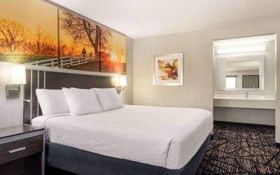 Days Inn By Wyndham San Antonio Near Fiesta Park