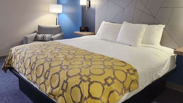 Hotel Baymont By Wyndham Davenport image