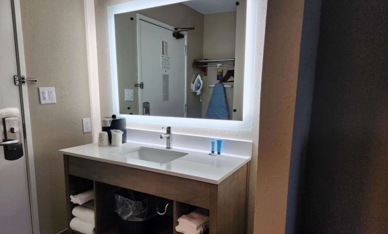 Guest bathroom at Baymont By Wyndham Davenport.