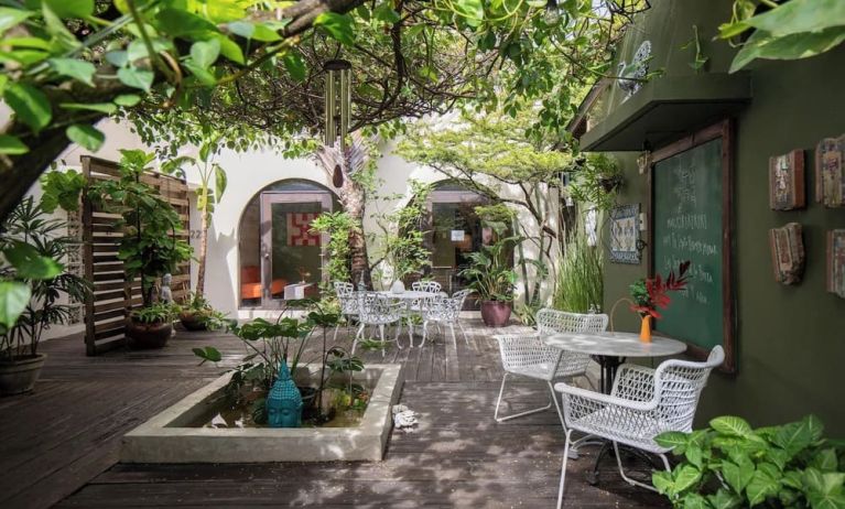Outdoor terrace and garden at DREAMCATCHER By DW.