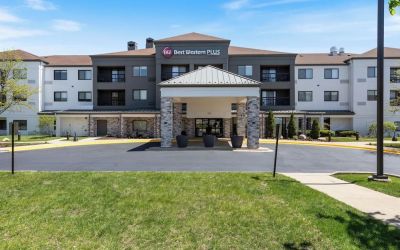 Parking available at Best Western Plus Elgin - Chicago.