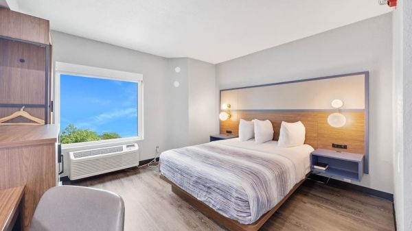 Hotel AmericInn By Wyndham Urbana image