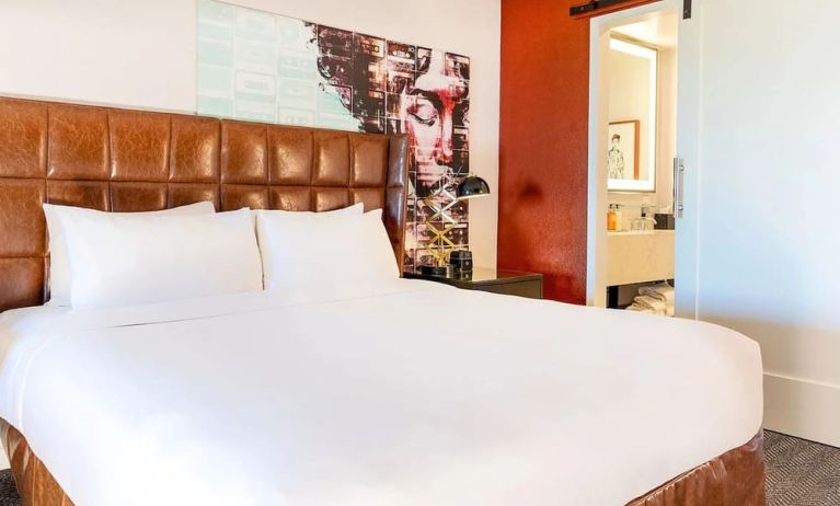Day use room with private bathroom at Montrose At Beverly Hills.