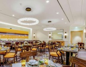 Dining area perfect for coworking at Hilton Los Angeles Airport.