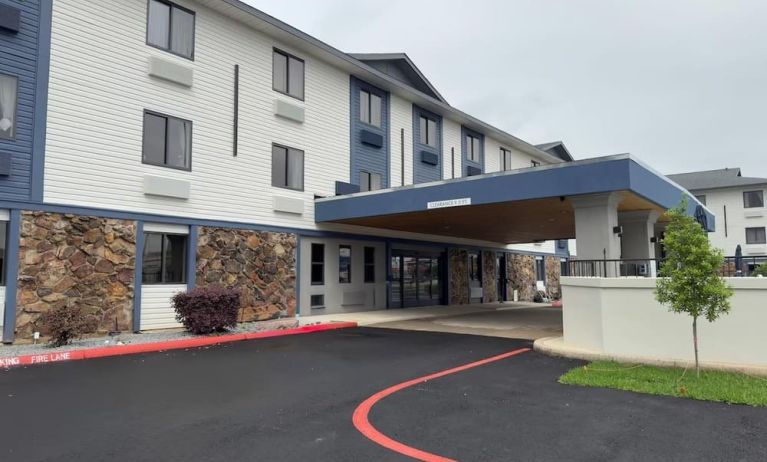Hotel entrance at Clarion Pointe.