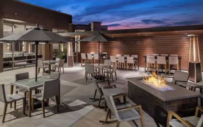 Al fresco dining perfect for coworking at Marriott Del Mar.