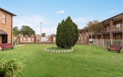 Garden at Super 8 By Wyndham Universal City.