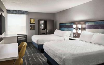 Twin room with work desk and private bathroom at Hampton Inn Chicago-O'Hare International Airport..
