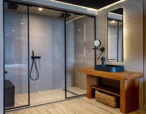 Guest bathroom at Aire De O:live.